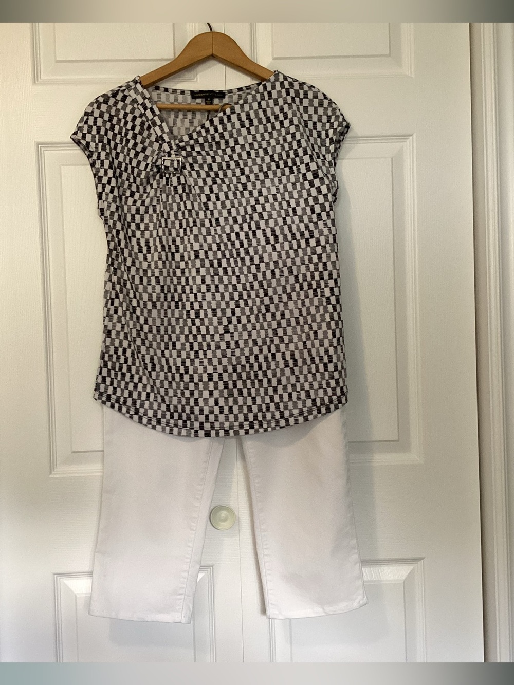 White Tribal jean capris and Adrienne Vittadini top. The perfect ensemble.